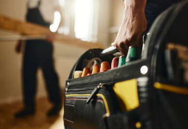Handwerker mit Handwerkskoffer